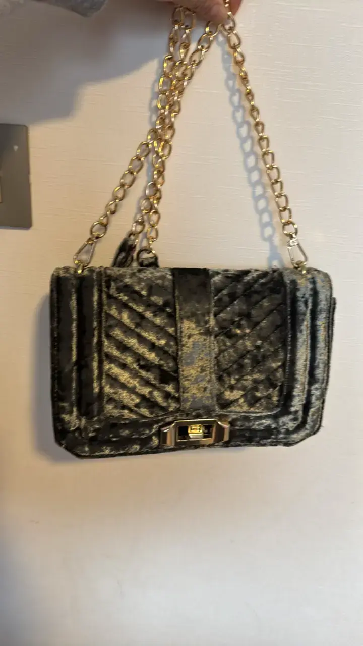 Cartera de terciopelo con cadena dorada - 2