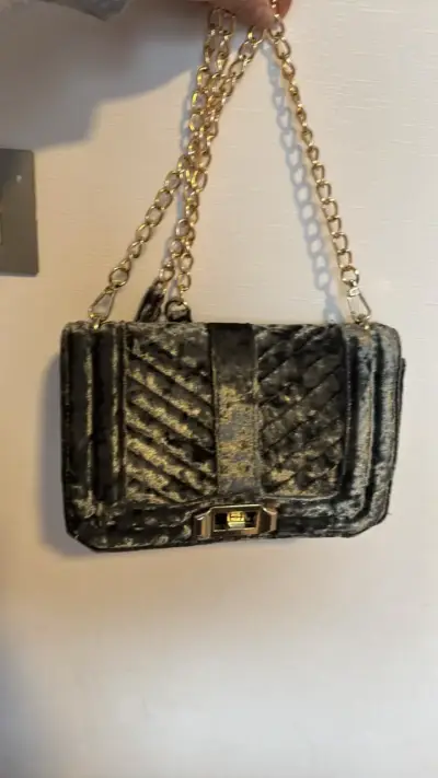 Cartera de terciopelo con cadena dorada - miniatura 2