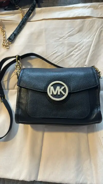 Cartera negra de cuero Michael Kors con logo dorado - miniatura 1