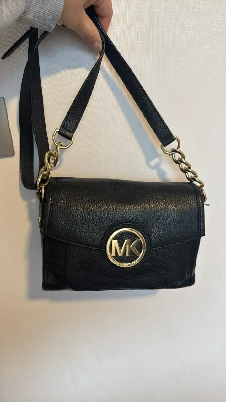 Cartera negra de cuero Michael Kors con logo dorado - 2