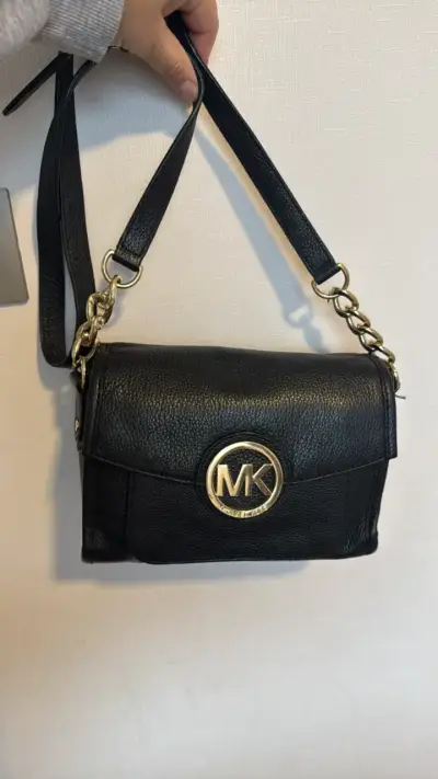 Cartera negra de cuero Michael Kors con logo dorado - miniatura 2