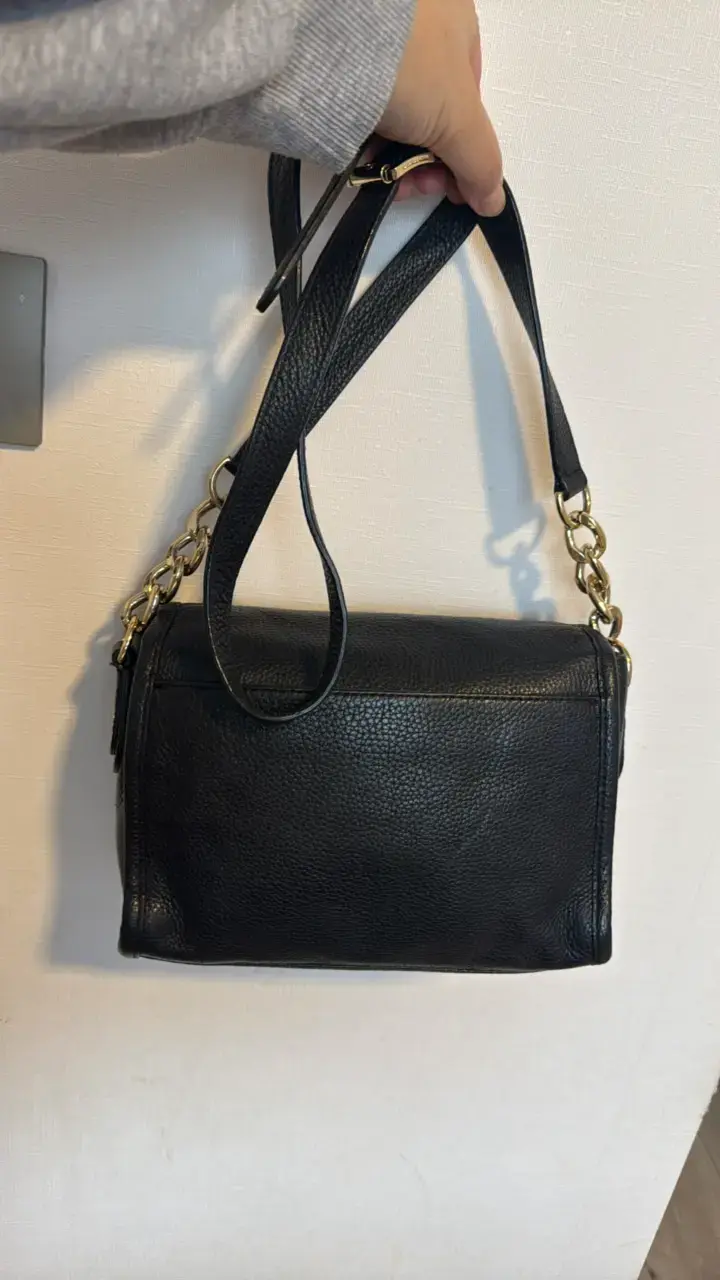 Cartera negra de cuero Michael Kors con logo dorado - 3