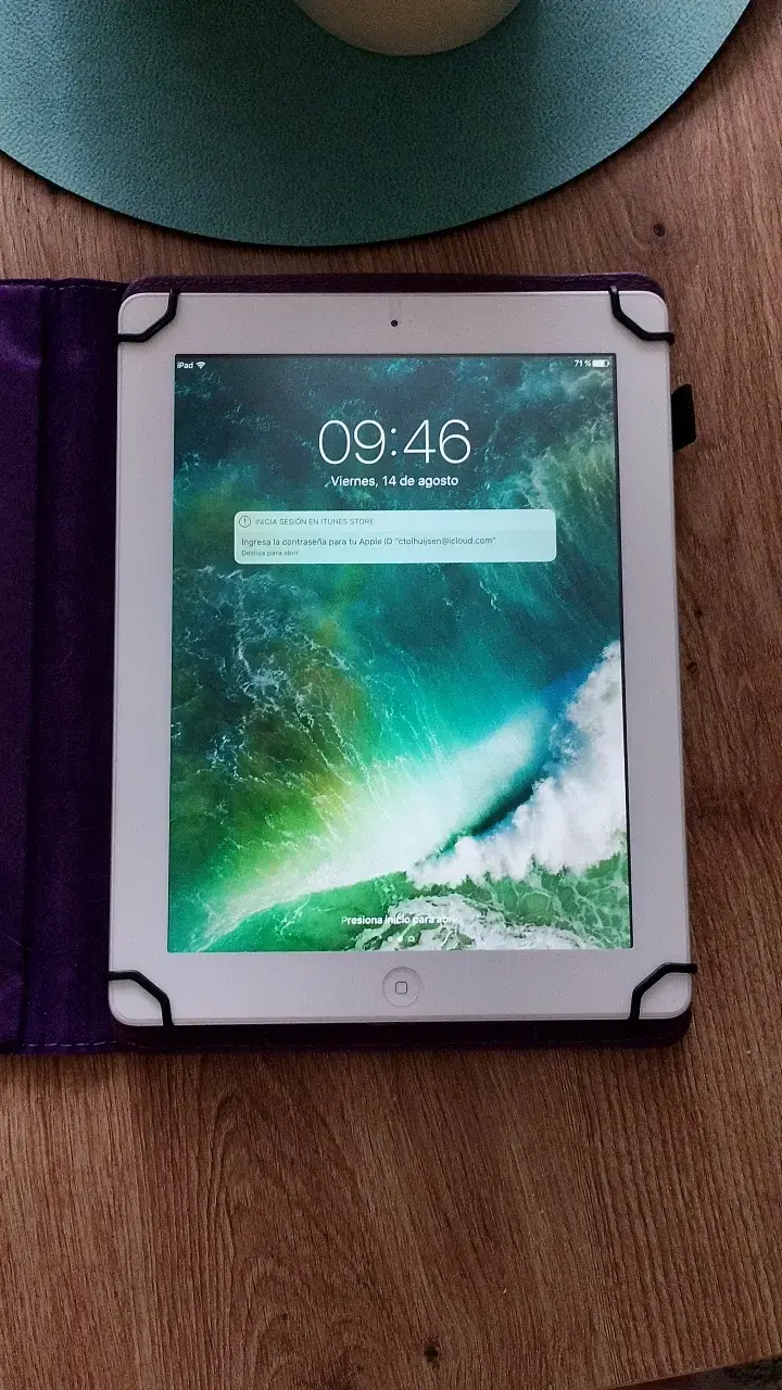 iPad con funda morada en buen estado - 1