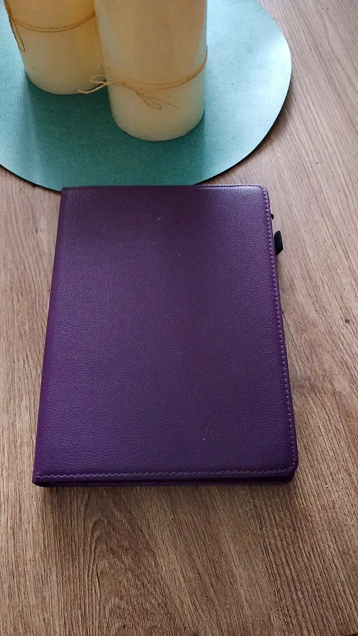 iPad con funda morada en buen estado - 2