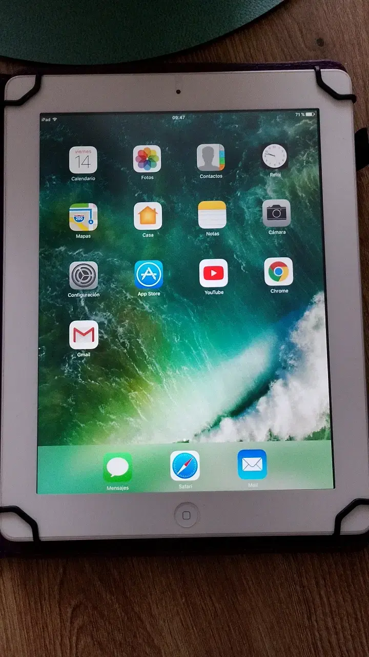 iPad con funda morada en buen estado - 3