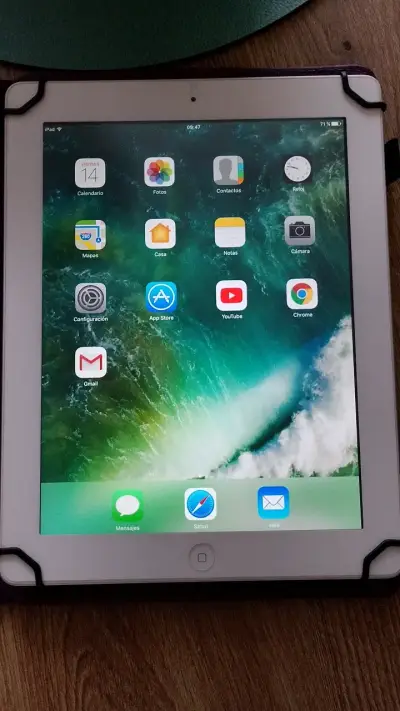 iPad con funda morada en buen estado - miniatura 3