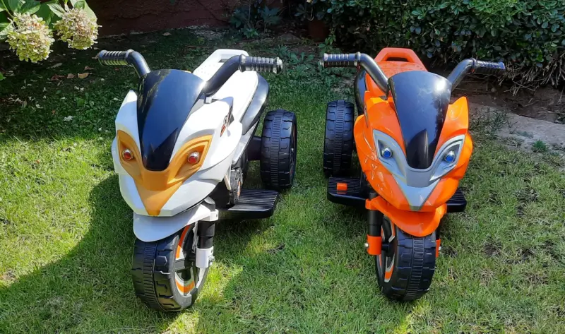 Motos eléctricas infantiles naranja y blanco - 4