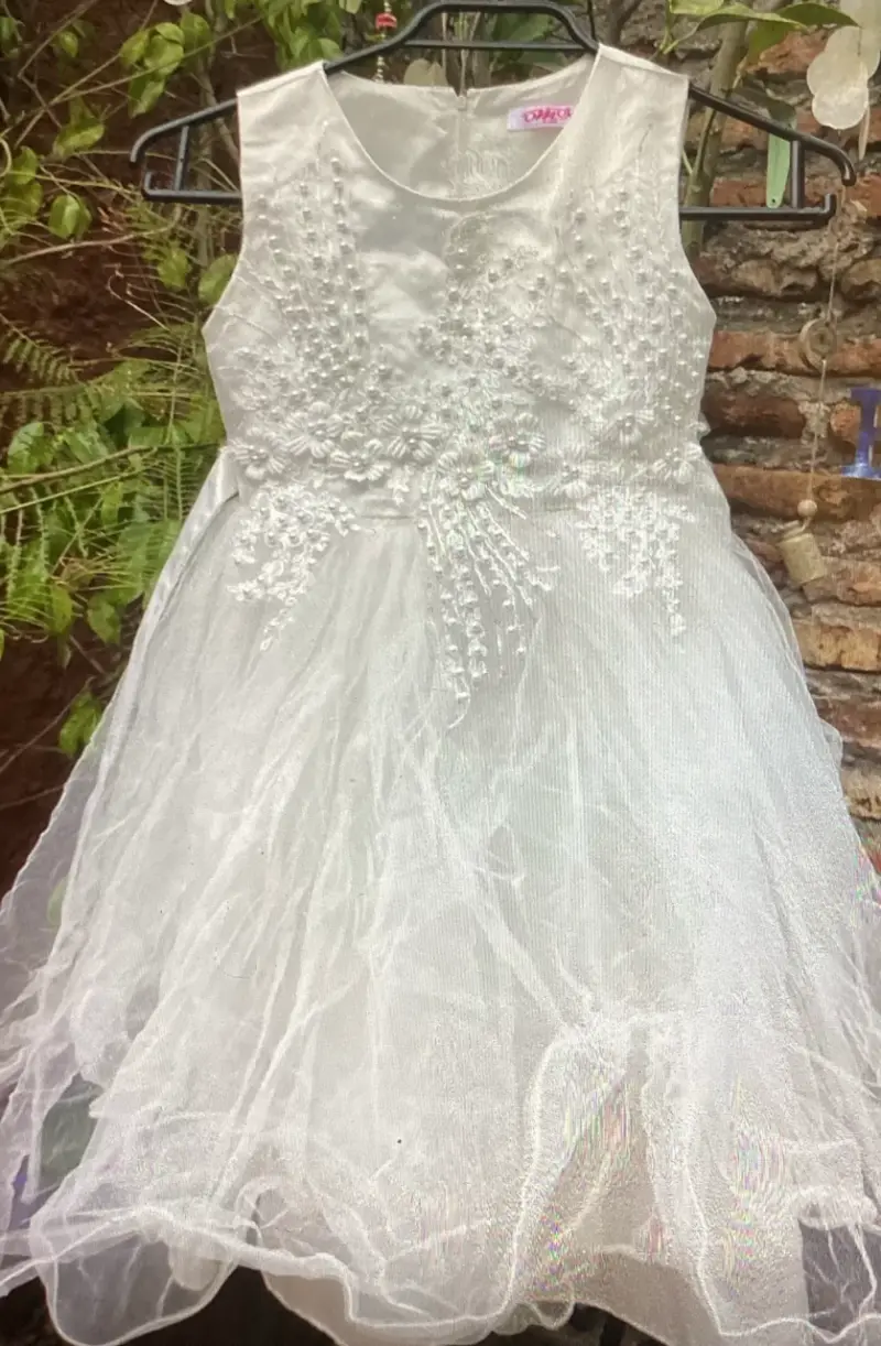 Vestido de fiesta blanco para niña con detalles bordados