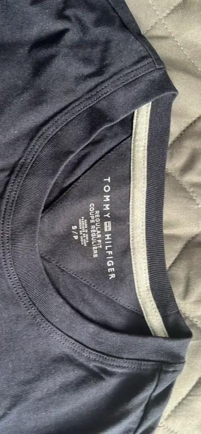 Polera Tommy Hilfiger azul marino para hombre - miniatura 2