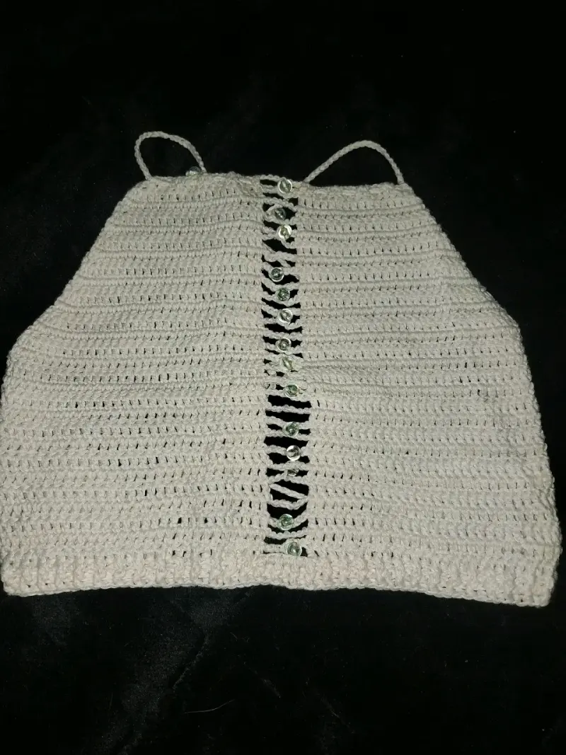 Top tejido a crochet con botones decorativos