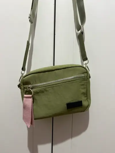 Bandolera verde oliva con correa ajustable - miniatura 2