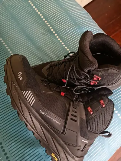 Botas de montaña negras Upp! con suela Vibram - miniatura 1