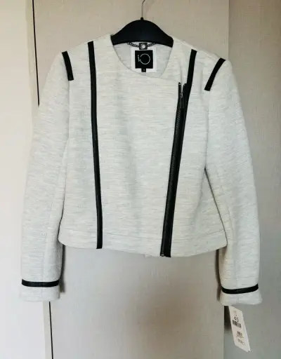 Chaqueta gris con detalles negros - miniatura 1