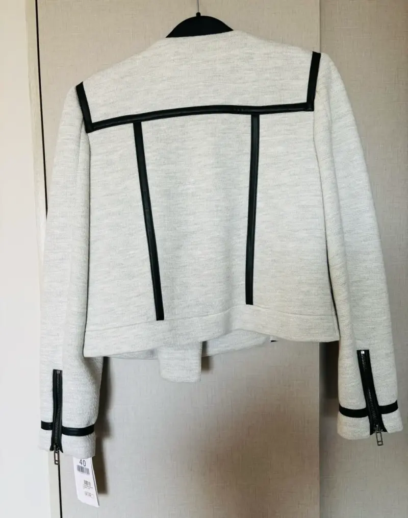 Chaqueta gris con detalles negros - 2