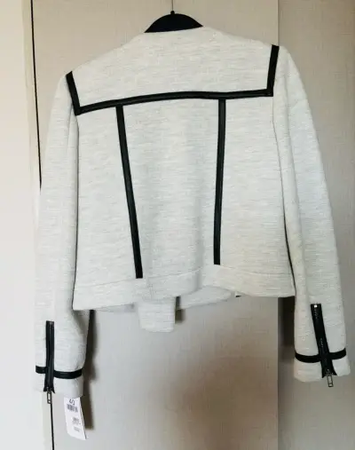 Chaqueta gris con detalles negros - miniatura 2