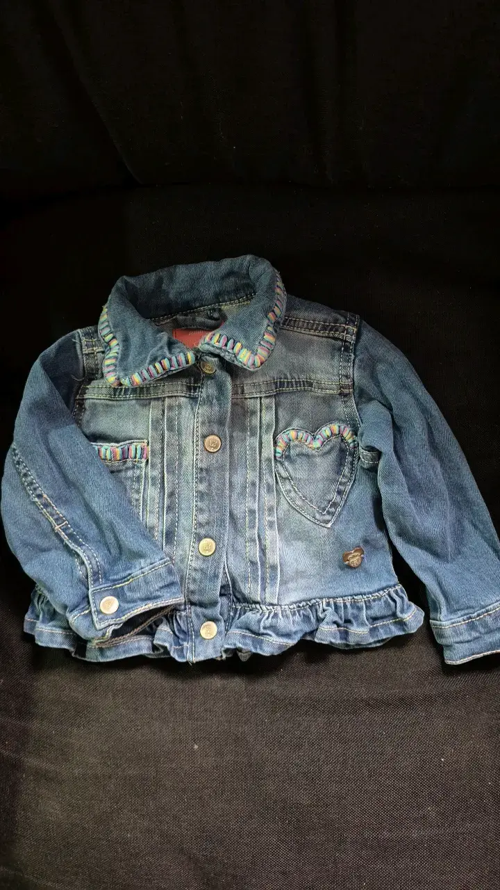 Chaqueta de mezclilla para niña con detalles coloridos - 1