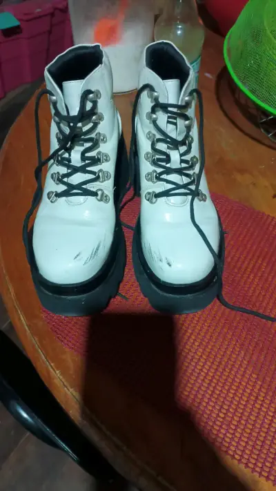 Botas de montaña blancas con suela gruesa - miniatura 1