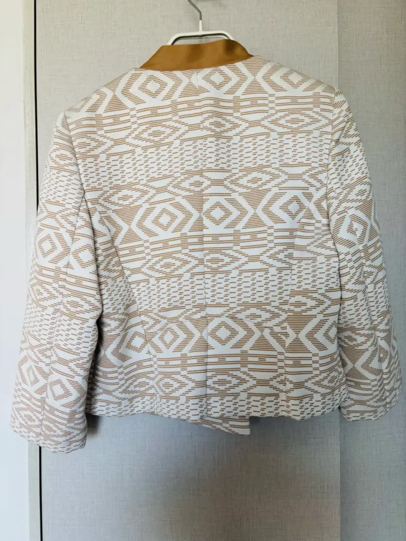 Chaqueta beige con cierre. - 2