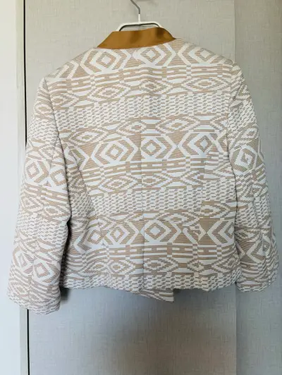 Chaqueta  beige con cierre. - miniatura 2