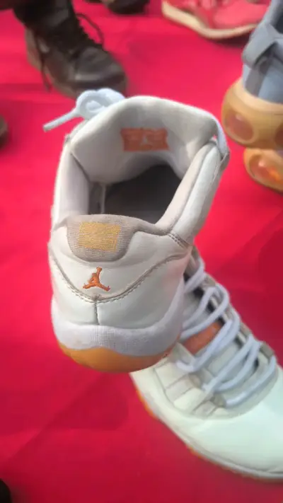 Zapatillas deportivas blancas con suela de goma - miniatura 1