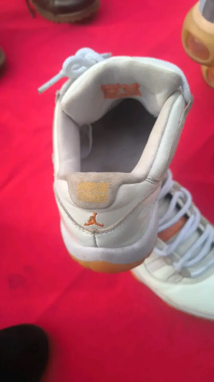 Zapatillas deportivas blancas con suela de goma - 2