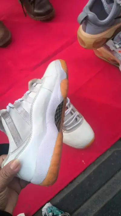 Zapatillas deportivas blancas con suela de goma - miniatura 3