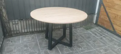 Mesa redonda de madera con base metálica - miniatura 1