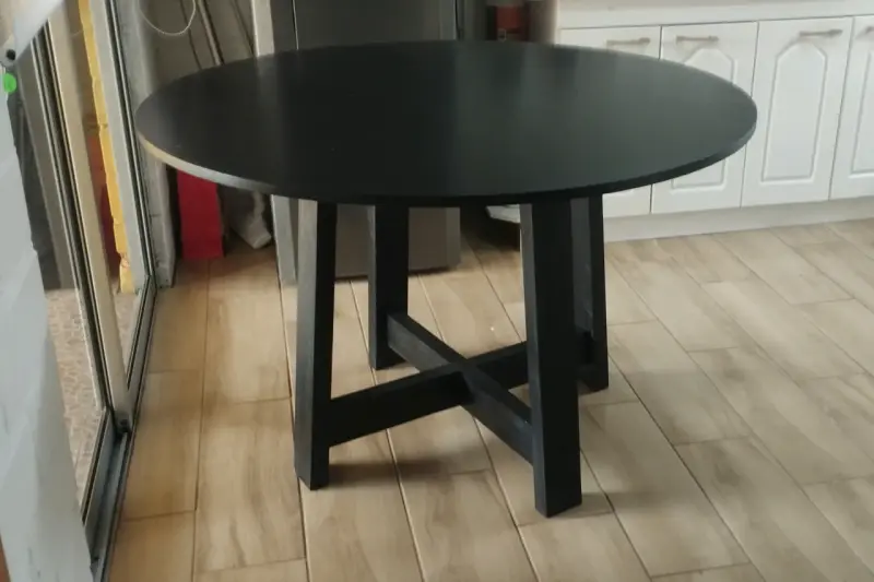 Mesa redonda de madera con base metálica - 2