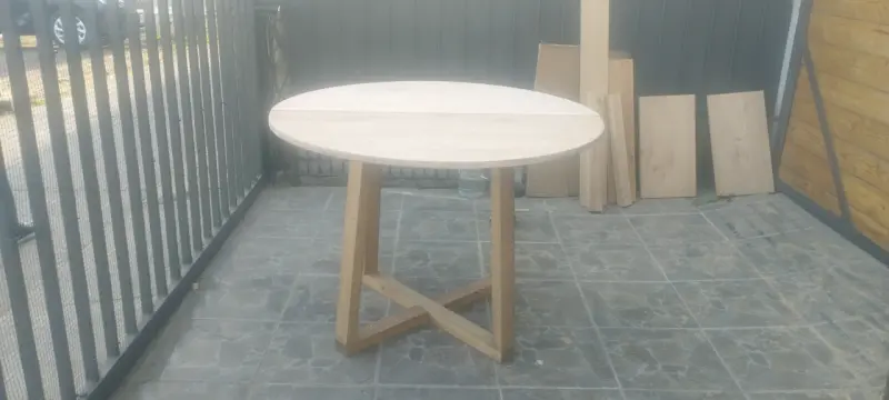 Mesa redonda de madera con base metálica - 3