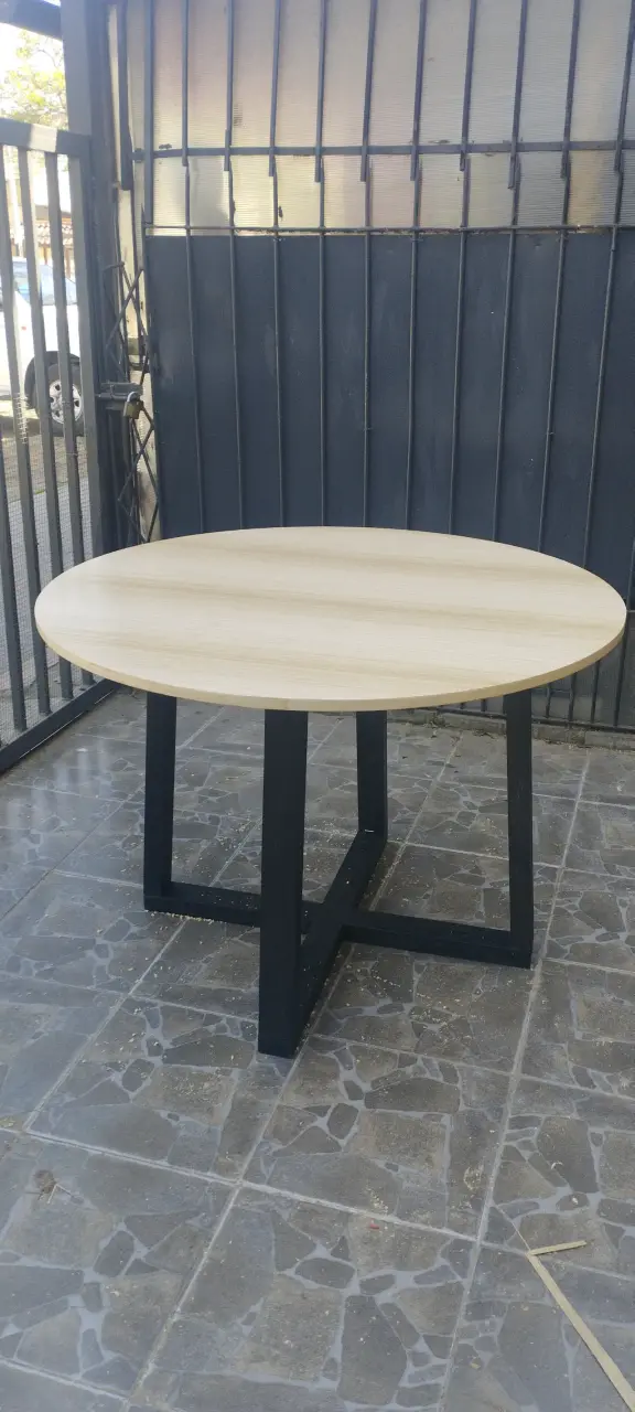 Mesa redonda de madera con base metálica - 4