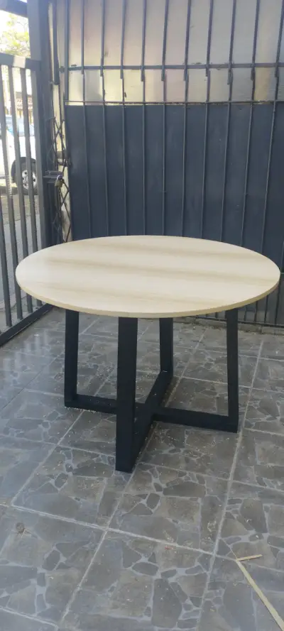 Mesa redonda de madera con base metálica - miniatura 4