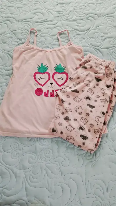 Lote de poleras y pijamas para niña - miniatura 2
