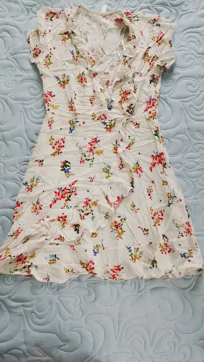 Vestido floral rojo para niña - miniatura 4