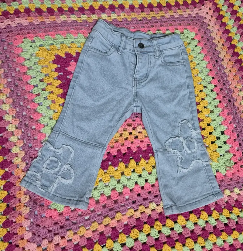 Jeans de bebé con diseño de flores
