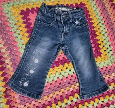 Pantalones de mezclilla para niña con bordado floral - miniatura 1