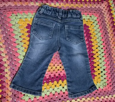 Pantalones de mezclilla para niña con bordado floral - miniatura 2