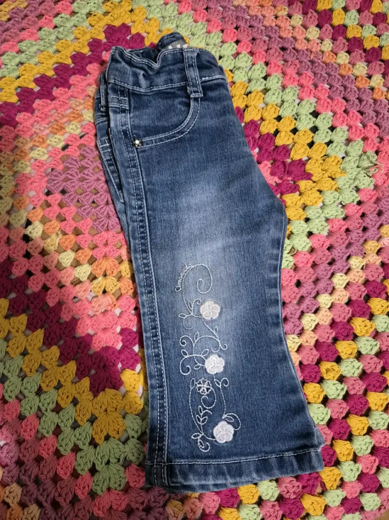 Pantalones de mezclilla para niña con bordado floral - 3