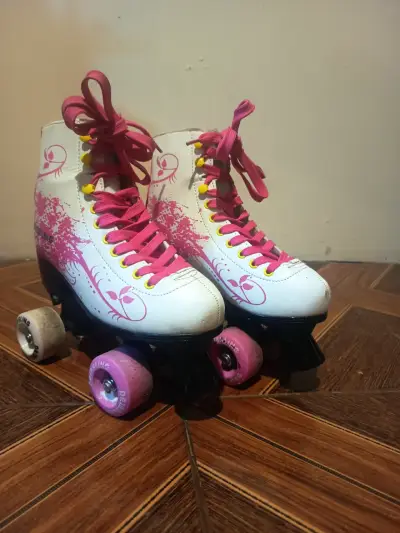 Patines de cuatro ruedas blancos y rosados para niñas - miniatura 1