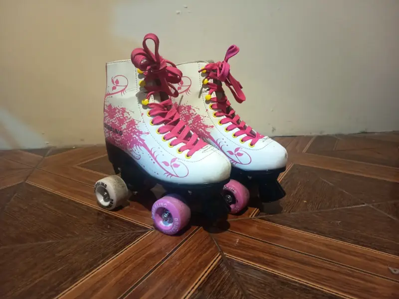 Patines de cuatro ruedas blancos y rosados para niñas - 2