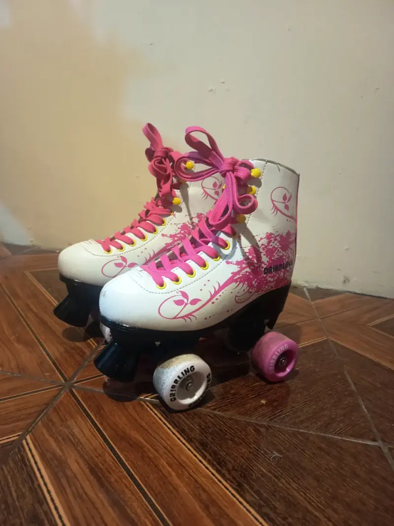 Patines de cuatro ruedas blancos y rosados para niñas - 3