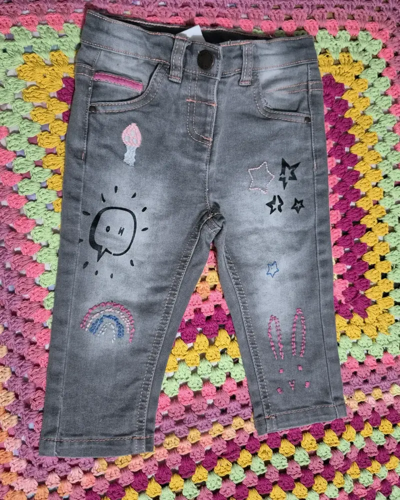 Pantalones de mezclilla para niños con diseño bordado