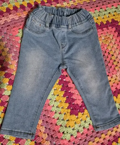 Pantalones de mezclilla para bebé con cintura elástica - miniatura 1