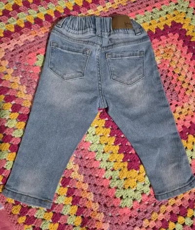Pantalones de mezclilla para bebé con cintura elástica - miniatura 2