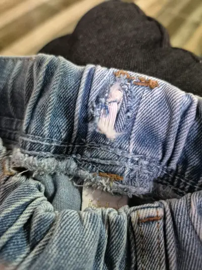 Pantalones de mezclilla para bebé con cintura elástica - miniatura 3
