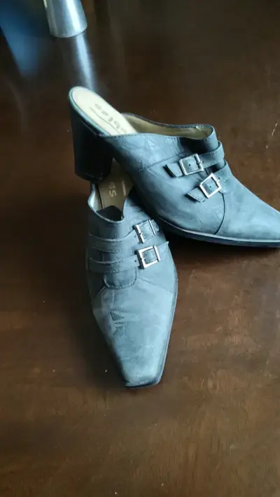 Zapatos de tacón gris con hebillas - miniatura 1