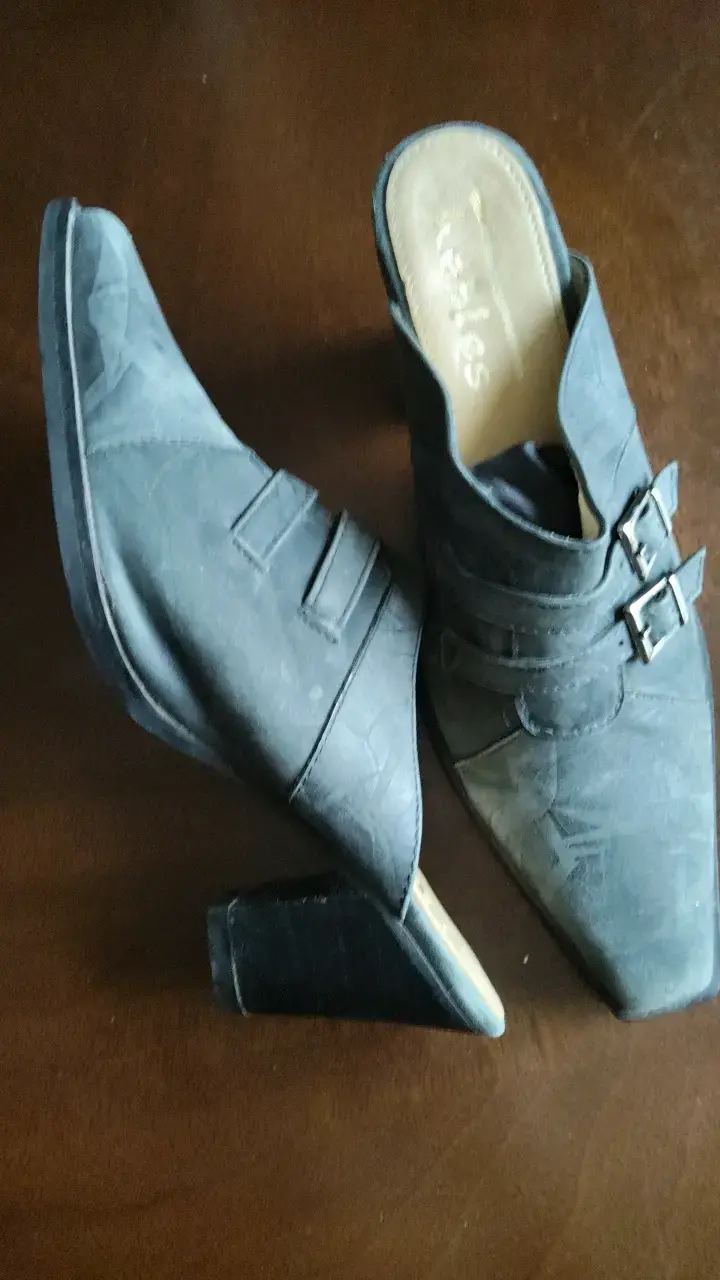 Zapatos de tacón gris con hebillas - 3