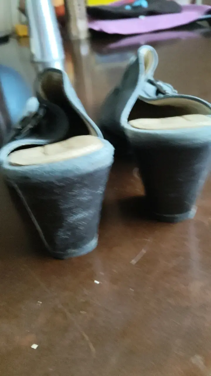 Zapatos de tacón gris con hebillas - 4