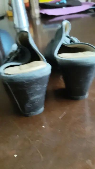 Zapatos de tacón gris con hebillas - miniatura 4