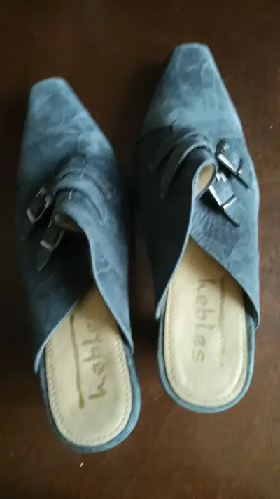 Zapatos de tacón gris con hebillas - miniatura 5