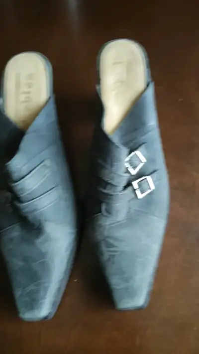 Zapatos de tacón gris con hebillas - miniatura 6